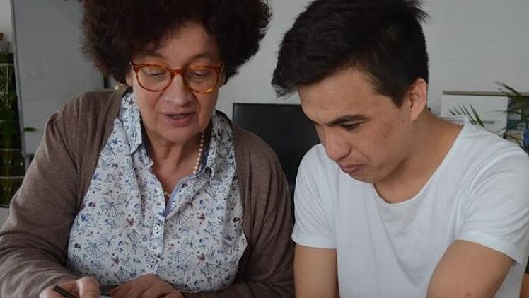 20.45 Uhr, heißt das viertel vor neun oder dreiviertel neun? Die deutschen Uhrzeiten sind eine Sache für sich. Doch dank der Hilfe von Ulrike Opfermann-Schmidt geht es für Ali Gholami gleich leichter. Foto: Larissa Händel
