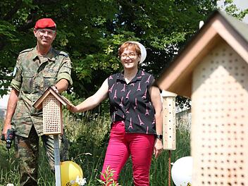 Oberstleutnant Roman Jähnel, Kommandeur des Bereichs Truppenübungsplatzkommandantur Süd, und Marina Klein, kommissarische Leiterin des Bundeswehr-Dienstleistungszentrums Hammelburg, weihen ein Insektenhotel in der Rhön-Kaserne ein. Foto: Ulrike Müller
