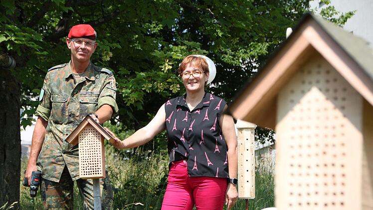 Oberstleutnant Roman Jähnel, Kommandeur des Bereichs Truppenübungsplatzkommandantur Süd, und Marina Klein, kommissarische Leiterin des Bundeswehr-Dienstleistungszentrums Hammelburg, weihen ein Insektenhotel in der Rhön-Kaserne ein. Foto: Ulrike Müller