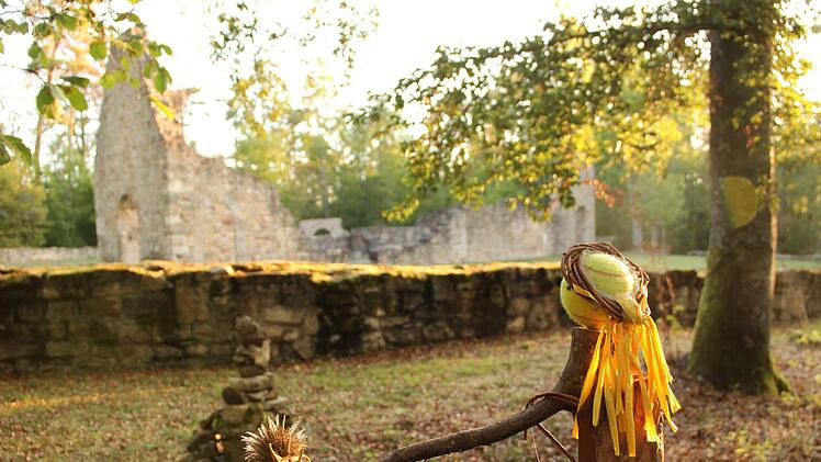 Holzfigur an der Michelskirchruine.Heike Beudert