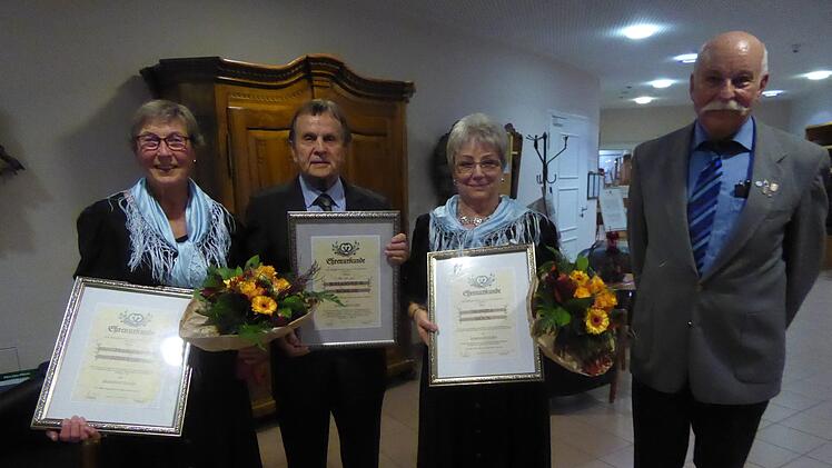 Vorsitzender Manfred Simon (rechts) ernannte drei langjährige und verdiente Mitglieder zu Ehrenmitgliedern (von links): : Marga Hippler, die unter anderem 28 Jahre den Frauenchor geleitet hat; Johannes R. Köhler, der zwar in den letzten 60 Jahren seit seinem Beitritt nie im Chor gesungen, ihn aber immer mit Musik und Texten versorgt hat, die zu Hits und Evergreens wurden und Monika Dück, die 18 Jahre Kassenprüferin war und , wesentlich nervenaufreibender, 21 Jahre Notenwartin des Frauenchors....