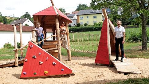 Mario Pfister vom städtischen Bauhof, Planerin Tanja Potrykus und Bürgermeister Michael Ziegler (von links) freuen sich über die neuen Spielgeräte auf der Anlage an der Steigerwaldstraße in Eltmann.  Foto: gg