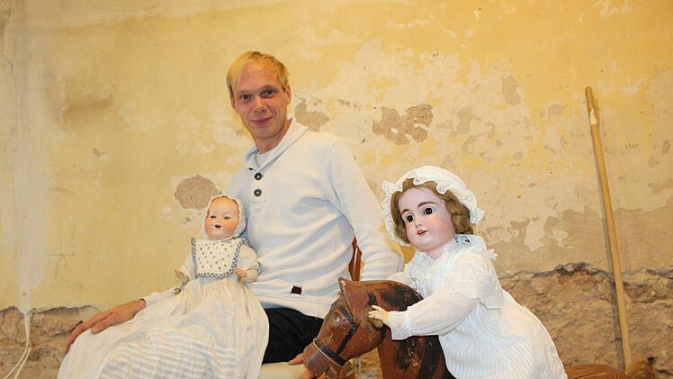 Olaf Zieseniss eröffnet in der Ludwigstraße einen Restaurations- und Verkaufsladen für antike Puppen. Foto: Julia Raab