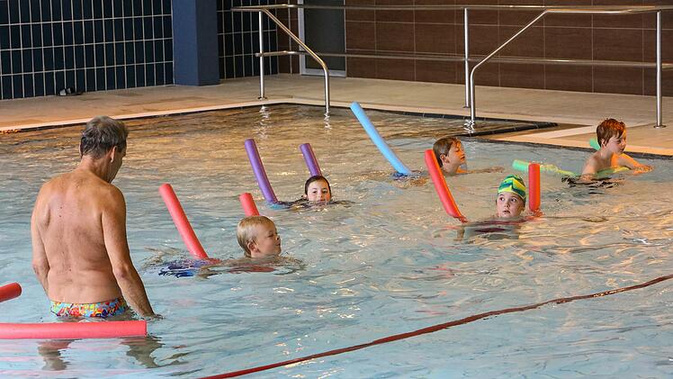 Bunte Schwimmnudeln geben Sicherheit. Foto: Barbara Herbst