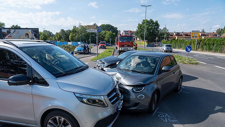 Bamberg: Autos bei Unfall gegeneinander geschleudert