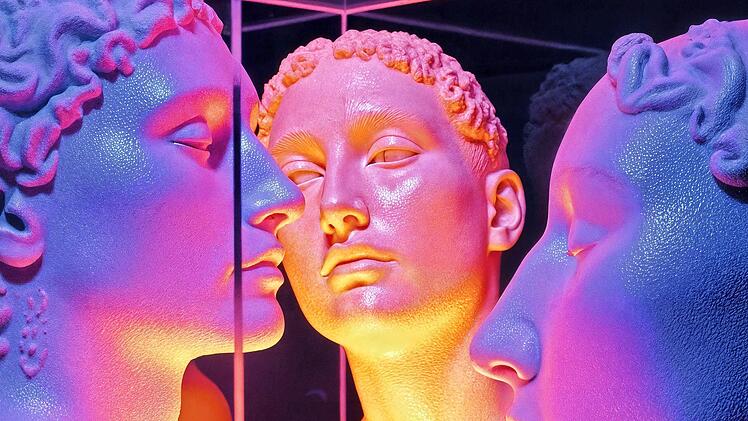 Drei Menschen in einem Raum gefangen.