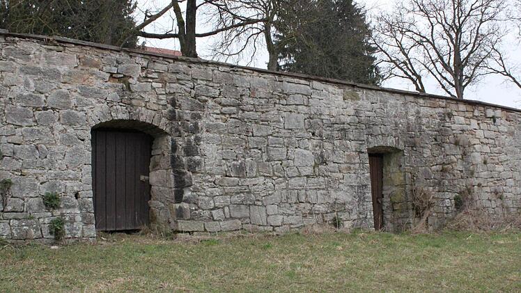 Sanierungsbedürftig: die Mauer mit zweien der Kellereingänge.