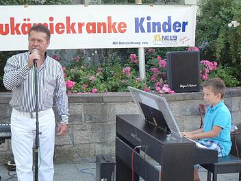 Thaddeus Folwarczny und einer seiner Schüler beim Benefizkonzert in Bad Kissingen zu Gunsten der Leukämiehilfe. Foto: privat