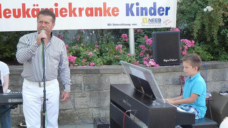 Thaddeus Folwarczny und einer seiner Schüler beim Benefizkonzert in Bad Kissingen zu Gunsten der Leukämiehilfe. Foto: privat