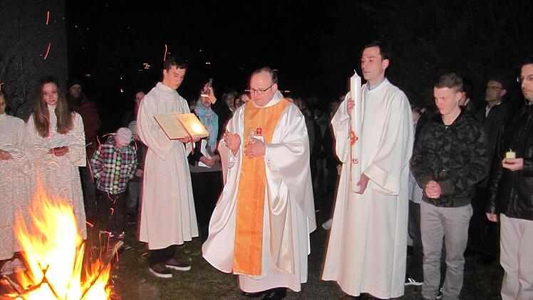 Kaplan Norbert Förster (Mitte) bei der Zeremonie der Lichtfeier Foto: Martin Koch