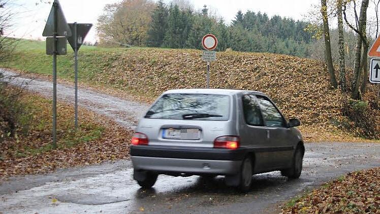 AmOrtsrand von Wildenberg Richtung Hain zweigt der Feldweg ab, der als Baustellenzufahrt genutzt werden könnte.  Foto: Friedwald Schedel