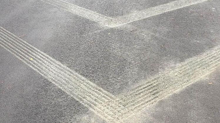 Die Fräsrillen wurden von einer Spezialfirma in den Asphalt geritzt.  Foto: Jürgen Woll