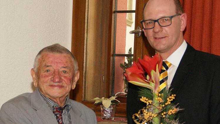 Zeils Bürgermeister Thomas Stadelmann gratulierte Heiner Schneier zum 90. Geburtstag.