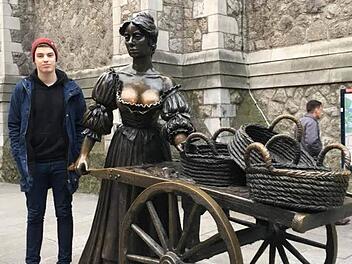 Max Vorndran vor der Molly-Malone-Statue in Dublin Foto: Cindy D&ouml;tschel