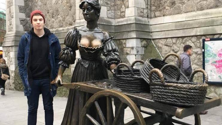 Max Vorndran vor der Molly-Malone-Statue in Dublin Foto: Cindy D&ouml;tschel