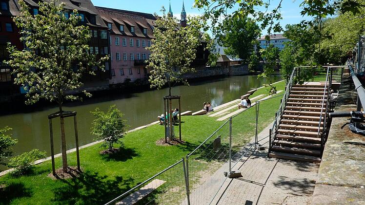 Die Bauzäune versperren den Weg zum neuen Ufer auf der Insel Schütt. Foto: Nikolas Pelke