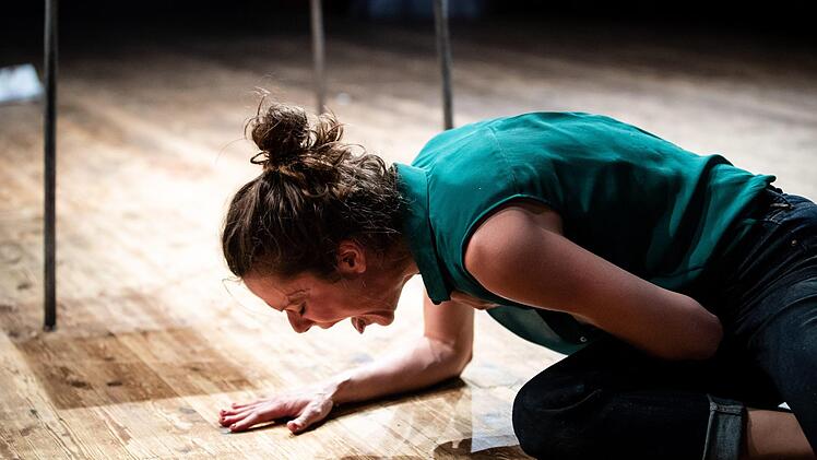 Furioses Kammerspiel: Szene aus der Coburger Erstaufführung der Komödie "Gespräch wegen der Kürbisse" in der Reithalle.Foto: Sebastian Buff