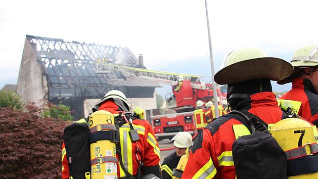 80 Einsatzkräfte der Feuerwehr, Polizei und des Notdienstes waren beim Scheunen-Brand in Heroldsbach im Einsatz. Foto: Ronald Heck