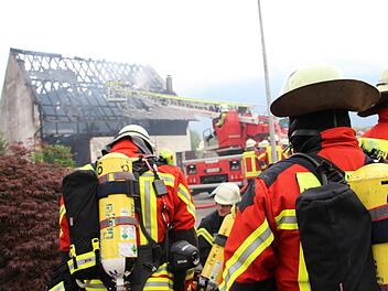 80 Einsatzkräfte der Feuerwehr, Polizei und des Notdienstes waren beim Scheunen-Brand in Heroldsbach im Einsatz. Foto: Ronald Heck