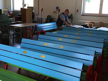 Die Produktion der Mitfahrbänke in den Werkstätten der Diakonie Neuendettelsau in Himmelkron läuft auf Hochtouren. Zwei dieser Bänke will die Marktgemeinde Marktleugast aufstellen.Thomas Schaller