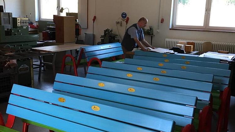 Die Produktion der Mitfahrbänke in den Werkstätten der Diakonie Neuendettelsau in Himmelkron läuft auf Hochtouren. Zwei dieser Bänke will die Marktgemeinde Marktleugast aufstellen.Thomas Schaller