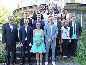 Sie sind stolz auf ihre Fach-Reifezeugnis. Mit im Bild: Landrat Klaus Löffler (vorne links) Schulleiter Hubert Sendl (hintere Reihe links), zweite Bürgermeisterin Angela Hofmann und IHK-Gremiumsvorsitzender Hans Rebhan (vorletzte Reihe 2. und 3. von links).  Foto: V. Schadeck