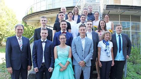 Sie sind stolz auf ihre Fach-Reifezeugnis. Mit im Bild: Landrat Klaus Löffler (vorne links) Schulleiter Hubert Sendl (hintere Reihe links), zweite Bürgermeisterin Angela Hofmann und IHK-Gremiumsvorsitzender Hans Rebhan (vorletzte Reihe 2. und 3. von links).  Foto: V. Schadeck