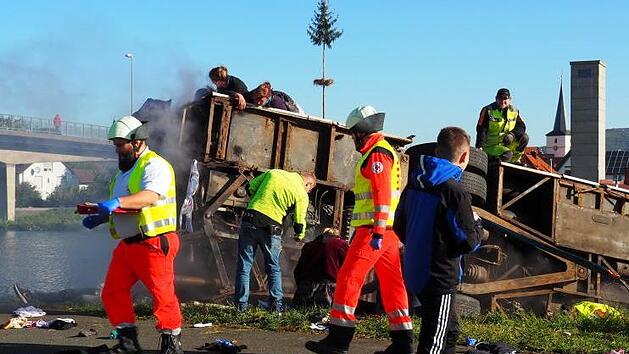 Rauch, Verletzte, Tr&uuml;mmer: Unter realistischen Bedingungen &uuml;bten die Rettungskr&auml;fte ihre Einsatzf&auml;higkeit.  Fotos: Renate Sp&ouml;rlein