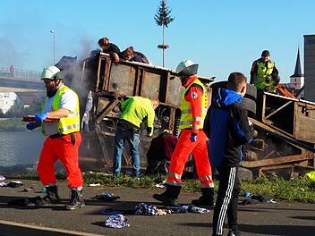 Rauch, Verletzte, Trümmer: Unter realistischen Bedingungen übten die Rettungskräfte ihre Einsatzfähigkeit.  Fotos: Renate Spörlein