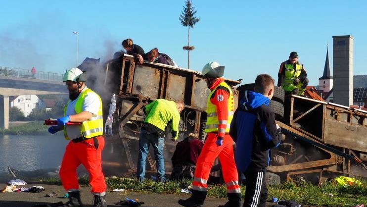 Rauch, Verletzte, Trümmer: Unter realistischen Bedingungen übten die Rettungskräfte ihre Einsatzfähigkeit.  Fotos: Renate Spörlein