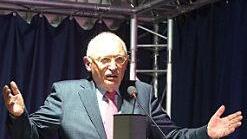 Günter Verheugen bei der Festrede zum Jahrestag der Grenzöffnung in Neustadt.