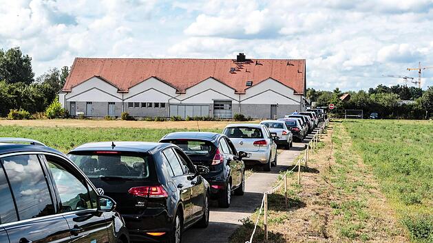 Die Abstrichstelle f&uuml;r freiwillige Corona-Tests in Bamberg wurde er&ouml;ffnet. Bereits am ersten Tag herrschte reger Andrang. Foto: Matthias Hoch
