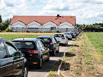 Die Abstrichstelle für freiwillige Corona-Tests in Bamberg wurde eröffnet. Bereits am ersten Tag herrschte reger Andrang. Foto: Matthias Hoch