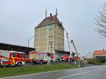 Prosselsheim: Feuerwehr muss zu spektakul&auml;rer H&ouml;henrettung ausr&uuml;cken - Arbeiter sitzen fest
