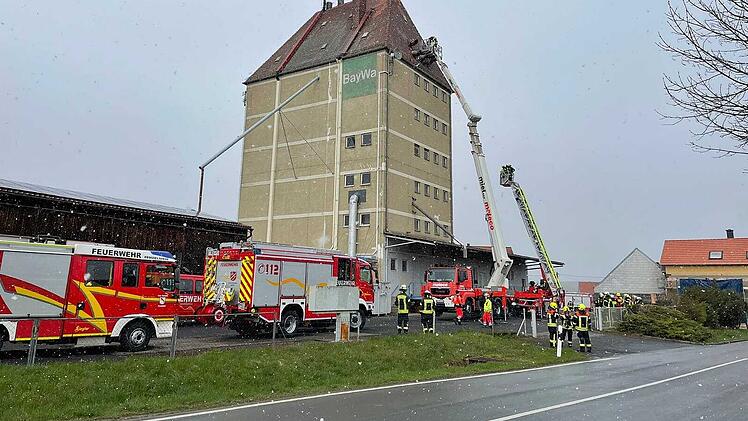 Prosselsheim: Feuerwehr muss zu spektakulärer Höhenrettung ausrücken - Arbeiter sitzen fest