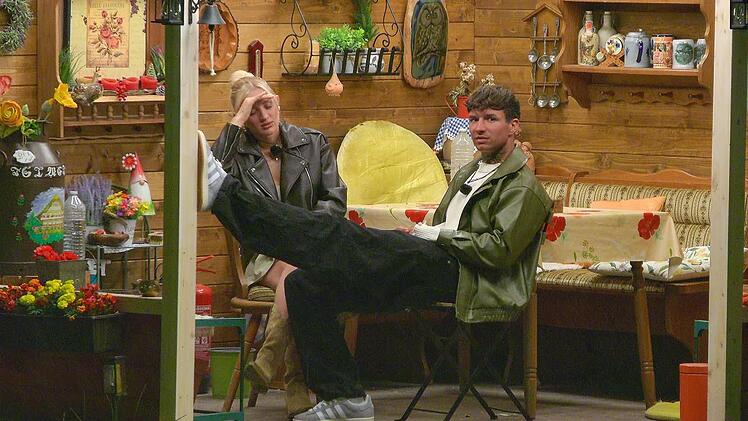 Edda (links) ist mit den Nerven am Ende.