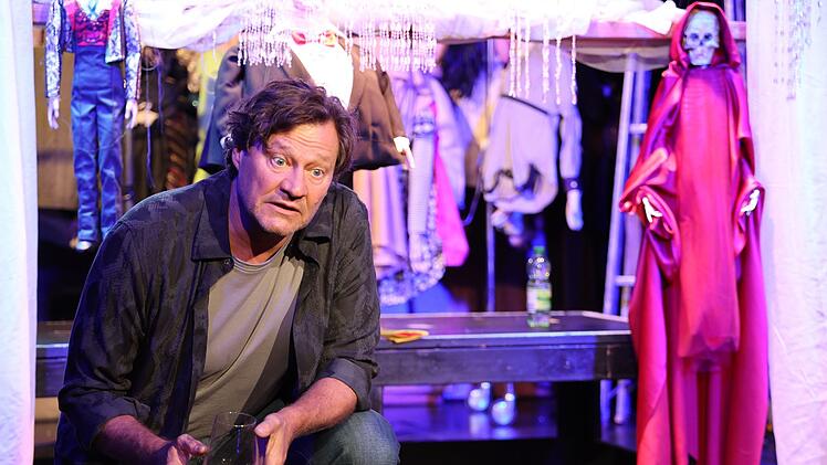 K&uuml;nstler Alfred Bollisto (Harald Windisch) betreibt ein Puppentheater in Bad Gastein. Nun wurde seine Frau ermordet. Die Arbeit l&auml;sst den gebrochenen Mann erst mal weiterleben.