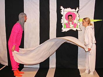 Rebecca Raguse als kleines Gespenst (rechts) mit Mathias Linder als Ritte, der zur Geisterstunde Nacht für Nacht ebenfalls erwacht.  Foto: Daniela Schömig