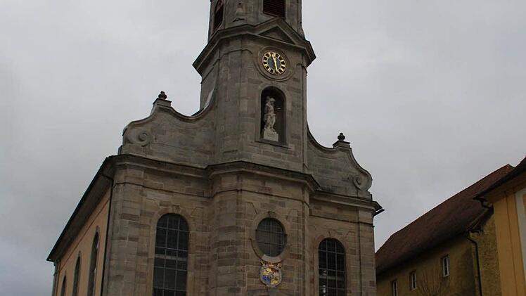 Die Kirche Sankt Sebastian mit dem bepflanzten Medaillon.