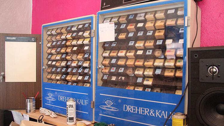 Akkurat sortiert sind in der Vitrine lauter Schallplattennadeln. Foto_ Sonja Adam