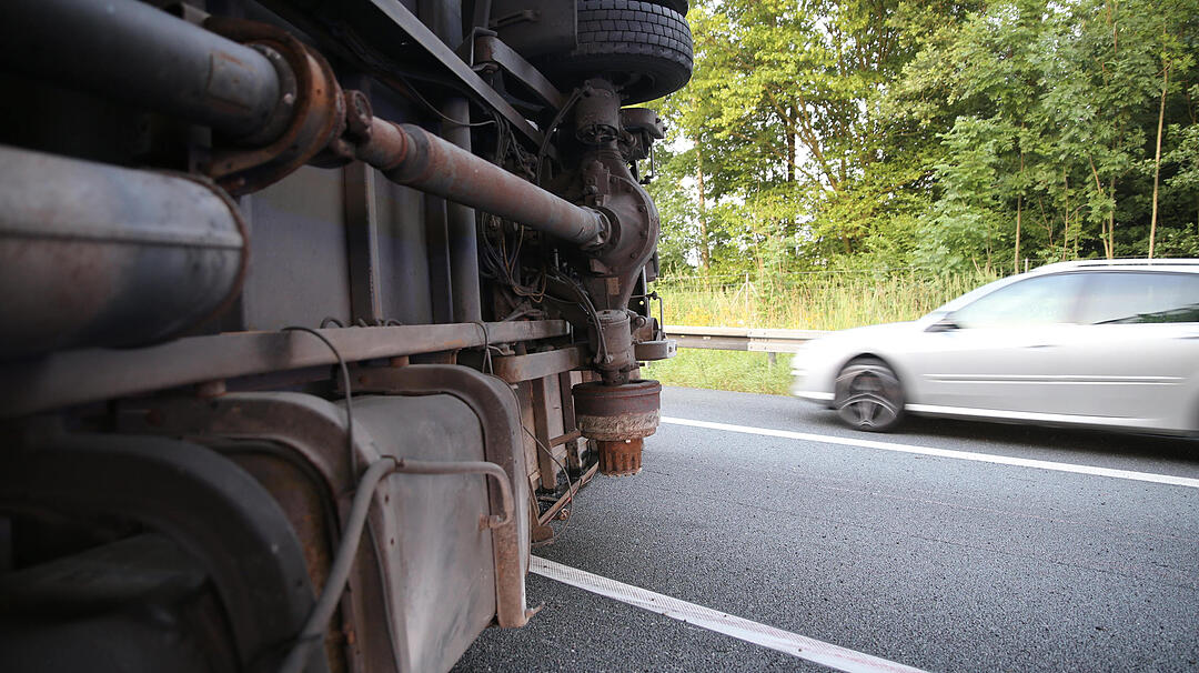 Lkw verliert Hinterreifen und stuerzt um