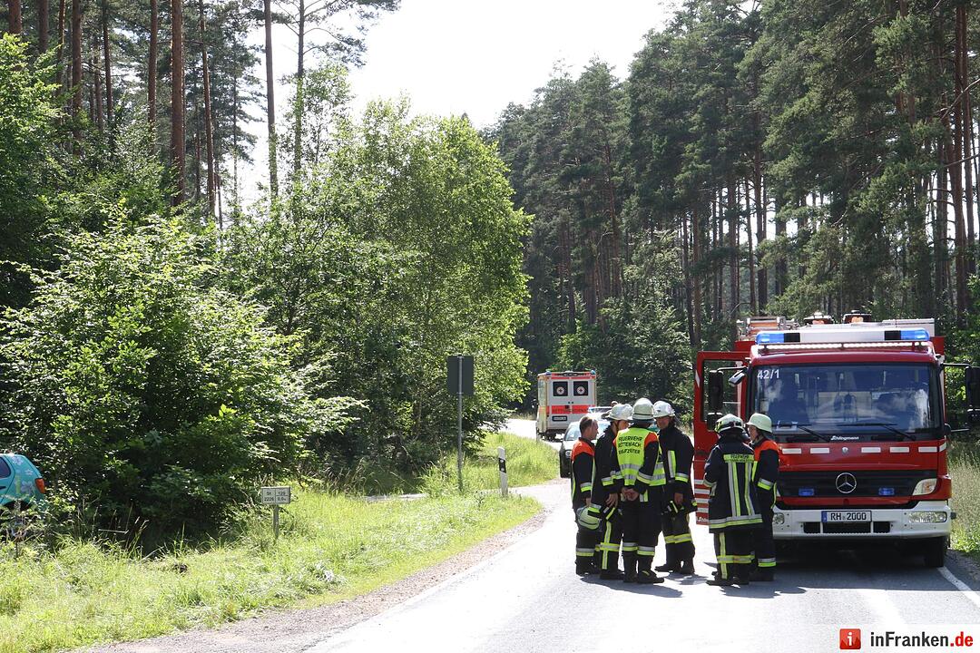 Von der Straße abgekommen - Auto wird in Wald geschleudert
