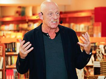 Joe Bausch, Arzt, Schauspieler und Autor, in der Ertl-Bücherwelt, Hallstadt Foto: Matthias Hoch