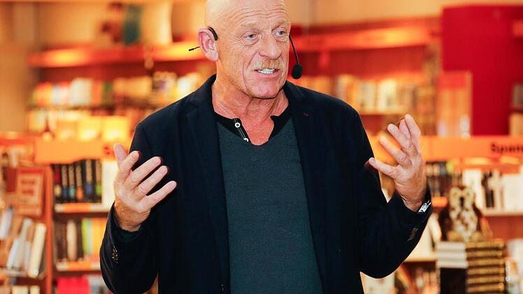 Joe Bausch, Arzt, Schauspieler und Autor, in der Ertl-Bücherwelt, Hallstadt Foto: Matthias Hoch