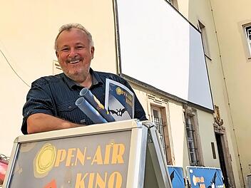 Alles ist vorbereitet: Die Plakate sind in der Stadt verteilt, die Leinwand hängt und gutes Wetter ist bestellt. Kulturamtschef Helmut Biehler ist sich sicher, dass auch die achte Auflage erfolgreich wird.  Foto: Michael Busch