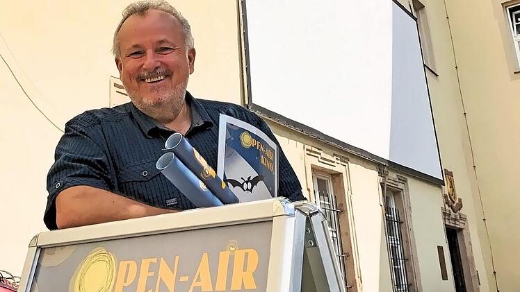 Alles ist vorbereitet: Die Plakate sind in der Stadt verteilt, die Leinwand hängt und gutes Wetter ist bestellt. Kulturamtschef Helmut Biehler ist sich sicher, dass auch die achte Auflage erfolgreich wird.  Foto: Michael Busch
