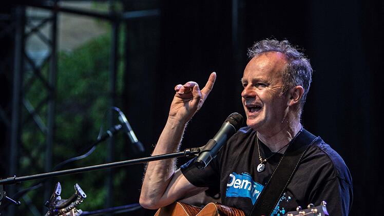 Zum Auftakt des Tambacher Sommers gab es hintersinnige Song-Poesie mit Willy Astor.Foto: Jochen Berger