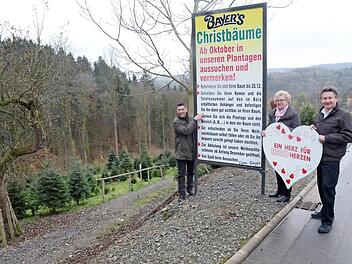 Pro verkauften Baum, der bei Erdbeeren-Bayer erstanden wird, geht ein Euro an die Benefizaktion "1000 Herzen für Kronach" (v. l.): Hermann Bayer, Herta und Gerhard Burkert-Mazur. Foto: K.- H. Hofmann