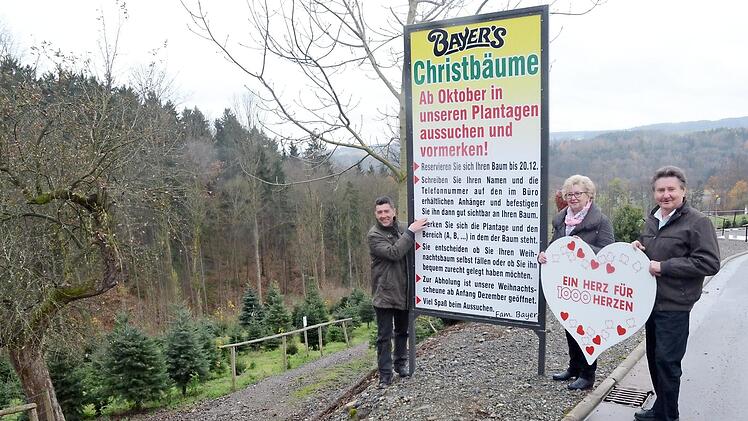 Pro verkauften Baum, der bei Erdbeeren-Bayer erstanden wird, geht ein Euro an die Benefizaktion "1000 Herzen für Kronach" (v. l.): Hermann Bayer, Herta und Gerhard Burkert-Mazur. Foto: K.- H. Hofmann
