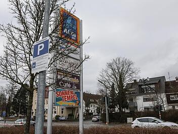 Seit Kurzem wird der Parkplatz eines Discounters an der Bayreuther Straße überwacht. Den haben Autofahrer genutzt, die nicht in den Geschäften einkaufen.  Foto: Barbara Herbst